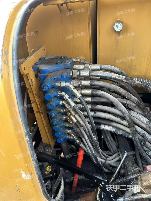 回轉(zhuǎn)馬達和主控閥(整機外觀) 回轉(zhuǎn)馬達和主控閥(整機外觀)