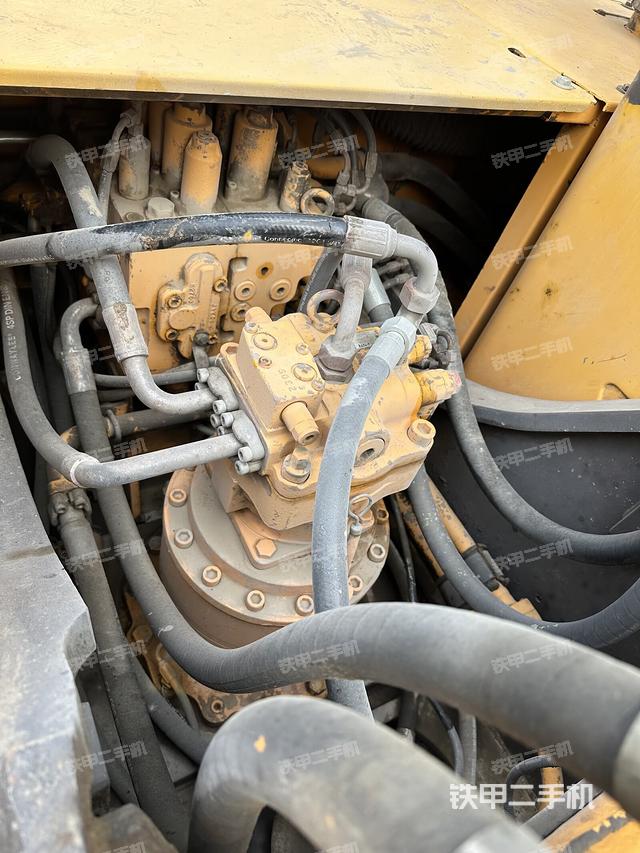 回转马达和主控阀(整机外观) 回转马达和主控阀(整机外观)