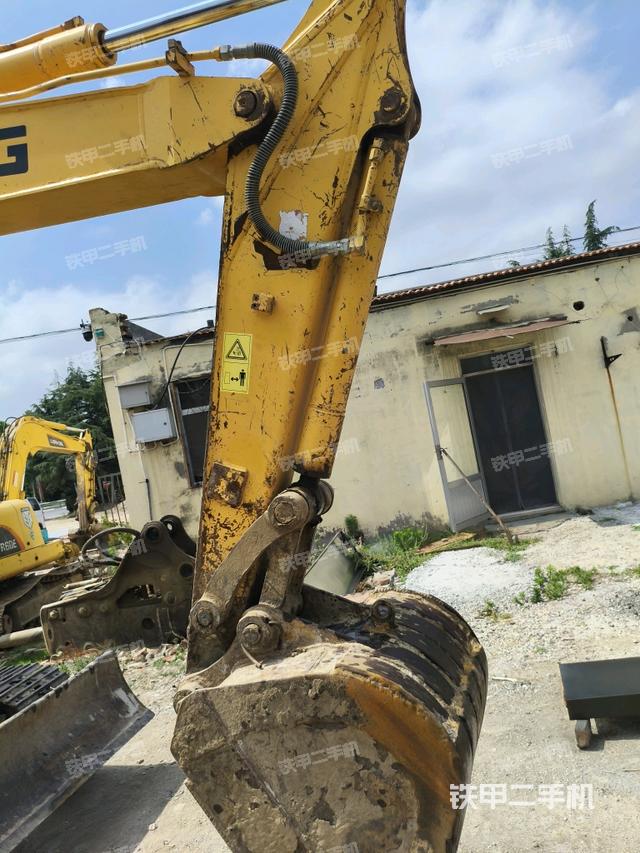 小臂整体左后(工作和回转装置) 小臂整体左后(工作和回转装置)