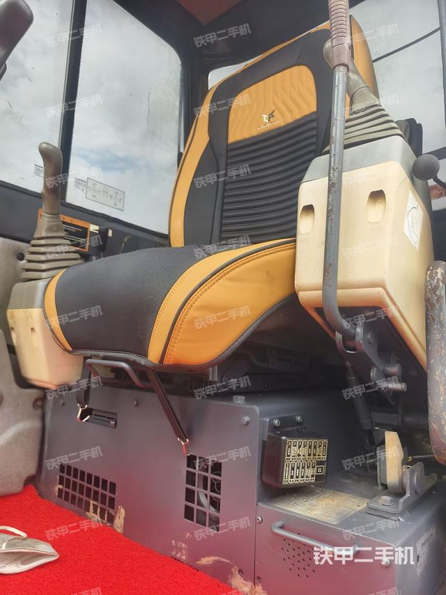 駕駛室整體(整機(jī)外觀) 駕駛室整體(整機(jī)外觀)