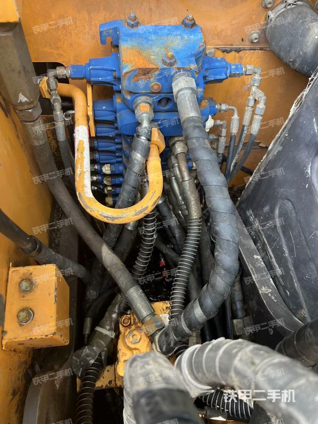 回转马达和主控阀(整机外观) 回转马达和主控阀(整机外观)