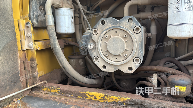 液压泵舱室正面整体（整机外观）