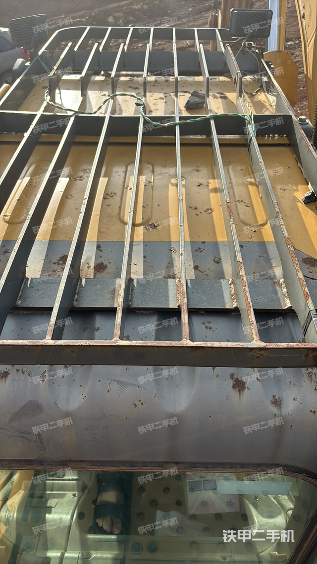 驾驶室顶部（整机外观）