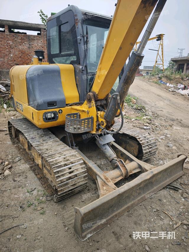 驾驶室顶部(整机外观) 驾驶室顶部(整机外观)