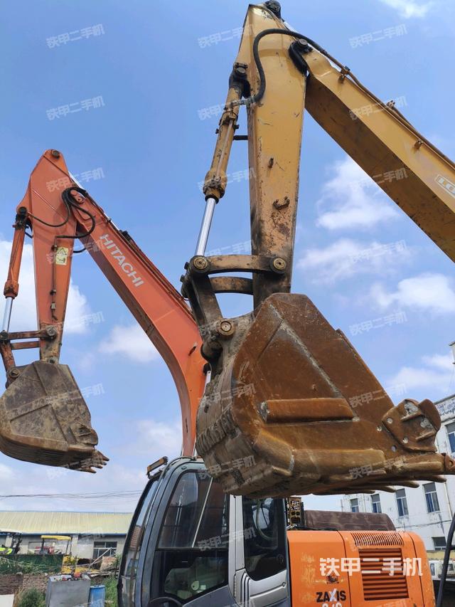 小臂整體左后(工作和回轉(zhuǎn)裝置) 小臂整體左后(工作和回轉(zhuǎn)裝置)