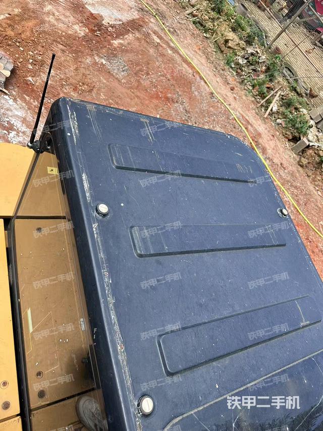 駕駛室頂部(整機(jī)外觀) 駕駛室頂部(整機(jī)外觀)