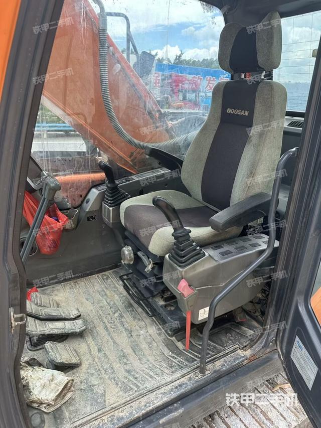 駕駛室整體(整機外觀) 駕駛室整體(整機外觀)