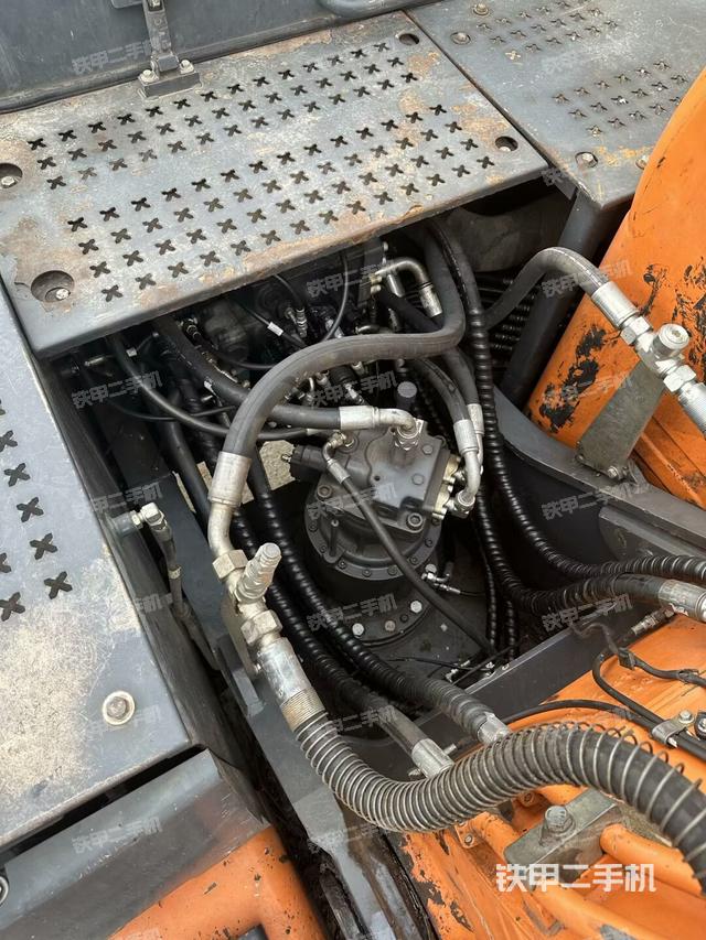 回轉(zhuǎn)馬達和主控閥(整機外觀) 回轉(zhuǎn)馬達和主控閥(整機外觀)