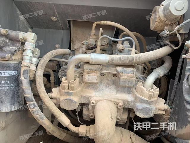 液压泵舱室正面整体（整机外观）