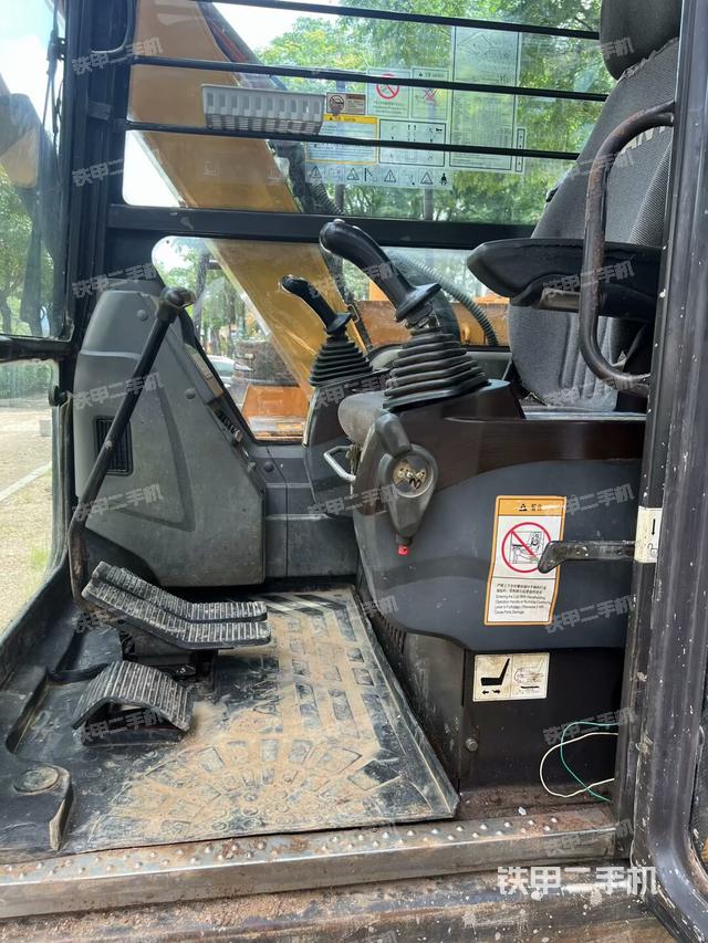 驾驶室整体(整机外观) 驾驶室整体(整机外观)