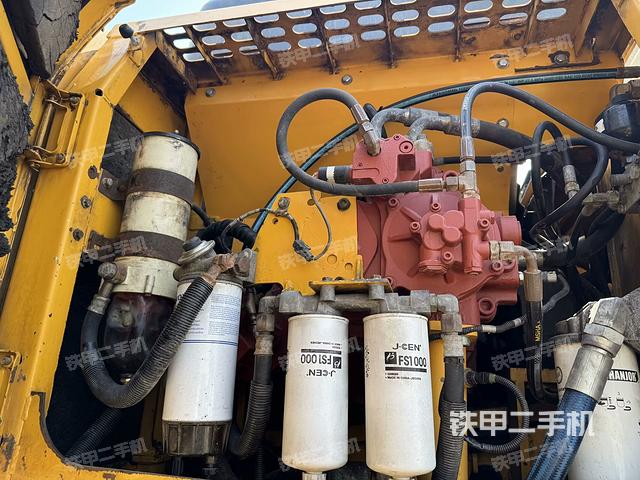 液壓泵艙室正面整體(整機(jī)外觀) 液壓泵艙室正面整體(整機(jī)外觀)