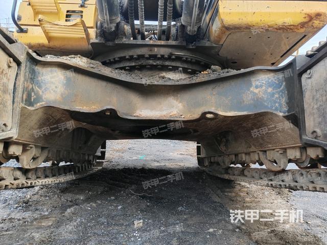 转盘和下车架正前(工作和回转装置) 转盘和下车架正前(工作和回转装置)