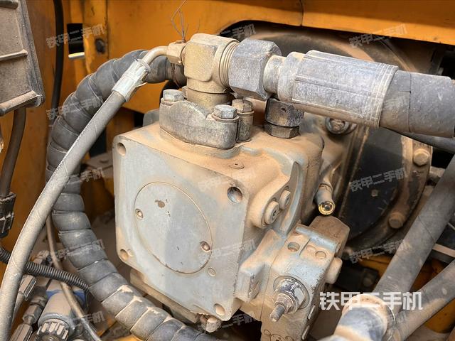 液壓泵艙室正面整體(整機外觀) 液壓泵艙室正面整體(整機外觀)