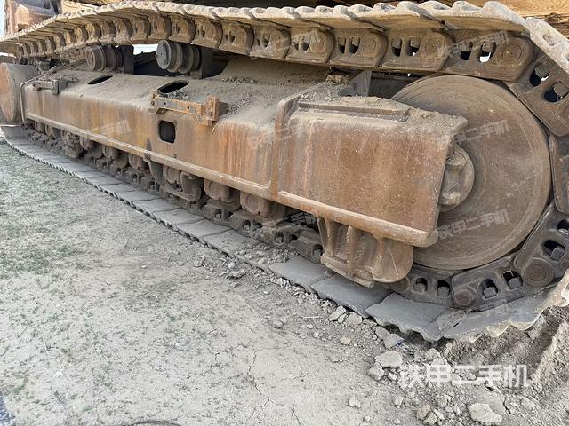 單側(cè)履帶整體(整機(jī)外觀) 單側(cè)履帶整體(整機(jī)外觀)