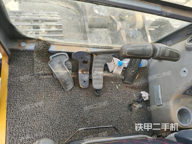 行走控制手柄和踏板 俯拍(驾驶室部分) 行走控制手柄和踏板 俯拍(驾驶室部分)