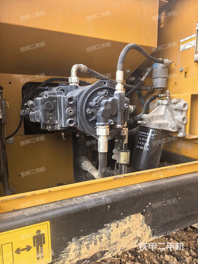液压泵舱室正面整体(整机外观) 液压泵舱室正面整体(整机外观)