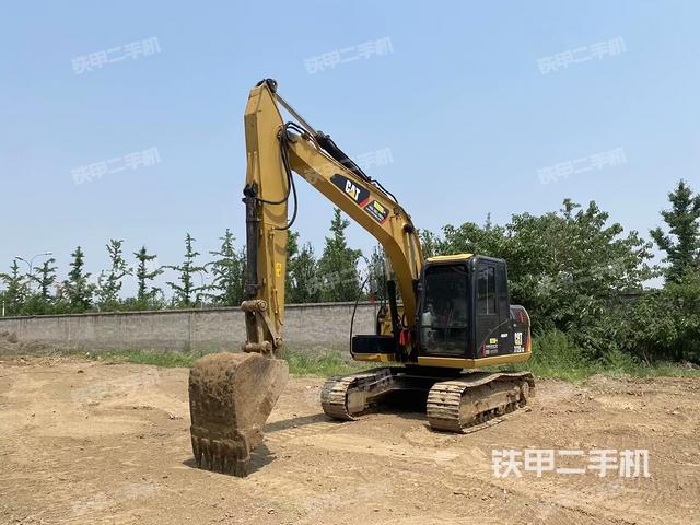 駕駛室頂部(整機(jī)外觀) 駕駛室頂部(整機(jī)外觀)