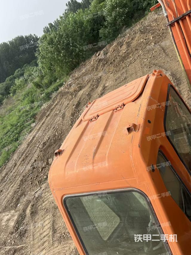 驾驶室顶部(整机外观) 驾驶室顶部(整机外观)