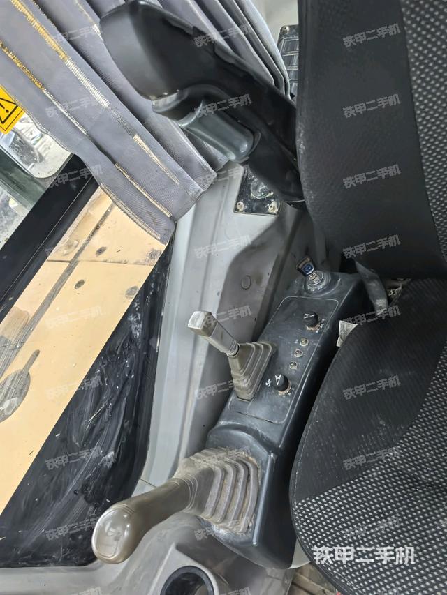 座椅右側(cè)控制臺(tái)/鑰匙門/油門/含右手柄(駕駛室部分) 座椅右側(cè)控制臺(tái)/鑰匙門/油門/含右手柄(駕駛室部分)