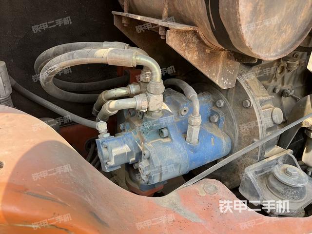 液压泵舱室正面整体(整机外观) 液压泵舱室正面整体(整机外观)