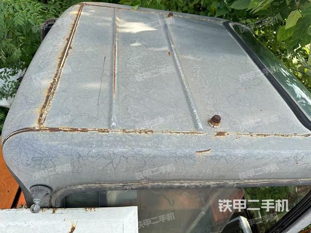 駕駛室頂部(整機(jī)外觀) 駕駛室頂部(整機(jī)外觀)