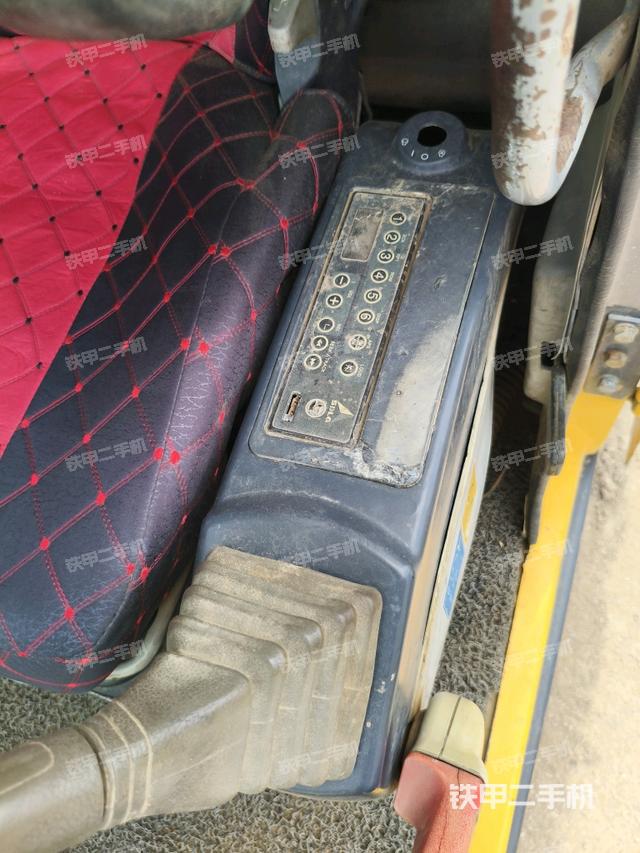 座椅右侧控制台/钥匙门/油门/含右手柄(驾驶室部分) 座椅右侧控制台/钥匙门/油门/含右手柄(驾驶室部分)