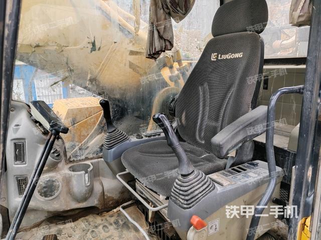 座椅左侧控制台/音响/含左手柄(驾驶室部分) 座椅左侧控制台/音响/含左手柄(驾驶室部分)