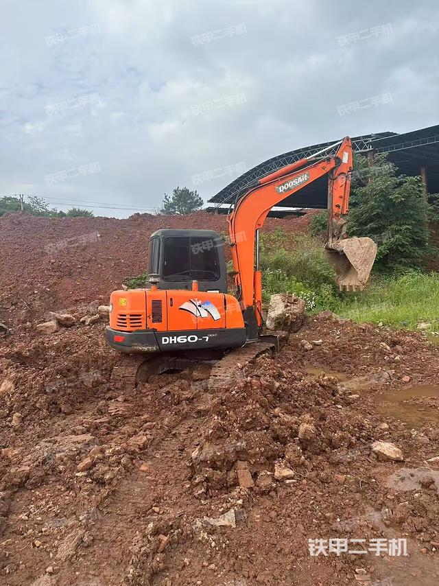 回轉(zhuǎn)馬達(dá)和主控閥(整機(jī)外觀) 回轉(zhuǎn)馬達(dá)和主控閥(整機(jī)外觀)