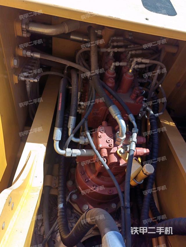 回转马达和主控阀(整机外观) 回转马达和主控阀(整机外观)