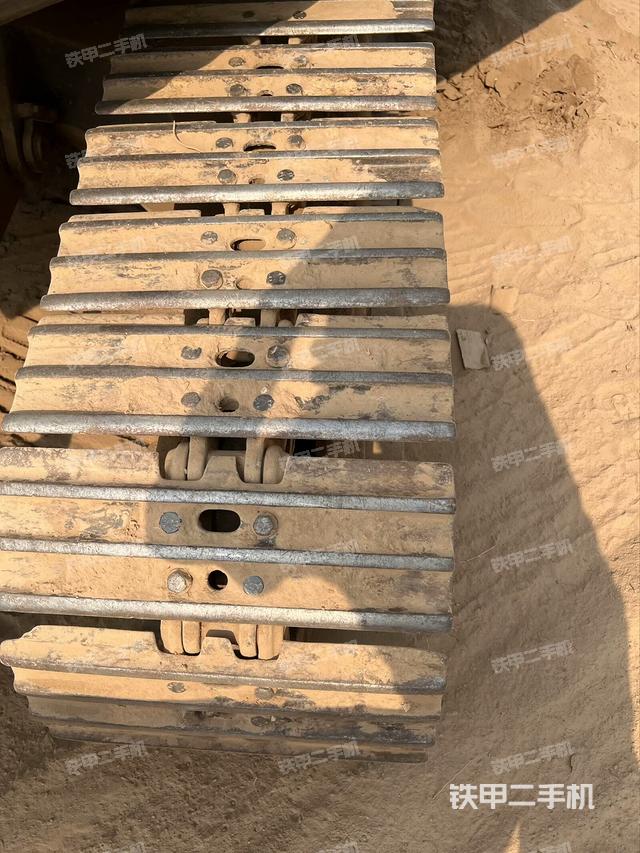 單側(cè)履帶整體(整機(jī)外觀) 單側(cè)履帶整體(整機(jī)外觀)