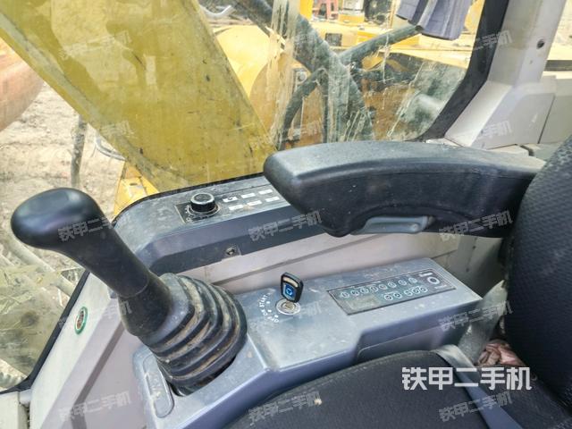 座椅右侧控制台/钥匙门/油门/含右手柄（驾驶室部分）