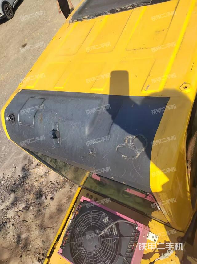 驾驶室顶部(整机外观) 驾驶室顶部(整机外观)