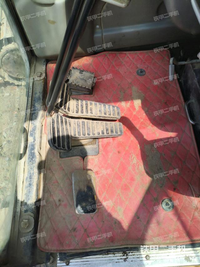 行走控制手柄和踏板?俯拍(駕駛室部分) 行走控制手柄和踏板?俯拍(駕駛室部分)