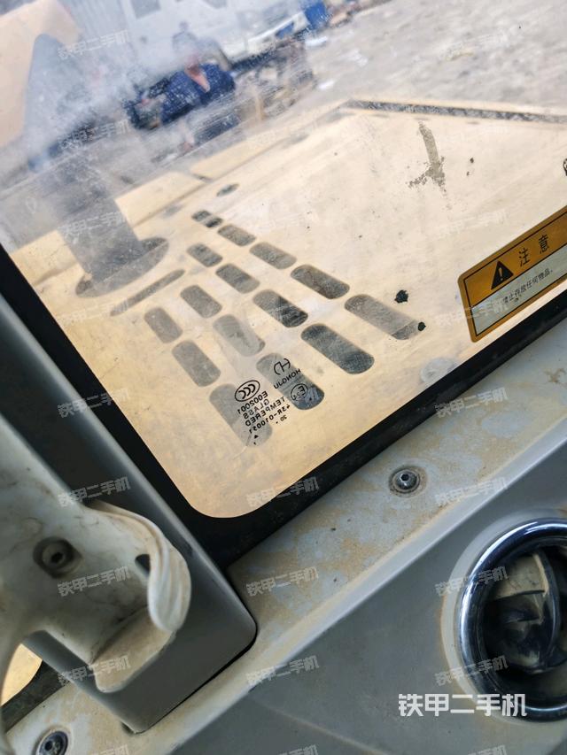 行走控制手柄和踏板 俯拍（驾驶室部分）