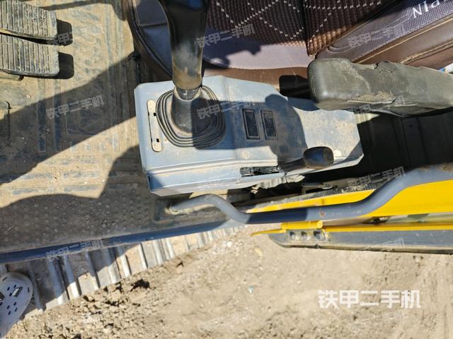 座椅左侧控制台/音响/含左手柄(驾驶室部分) 座椅左侧控制台/音响/含左手柄(驾驶室部分)