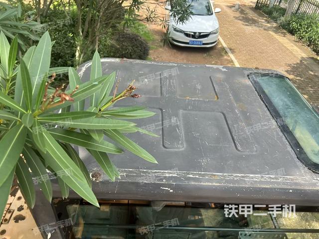 驾驶室顶部(整机外观) 驾驶室顶部(整机外观)