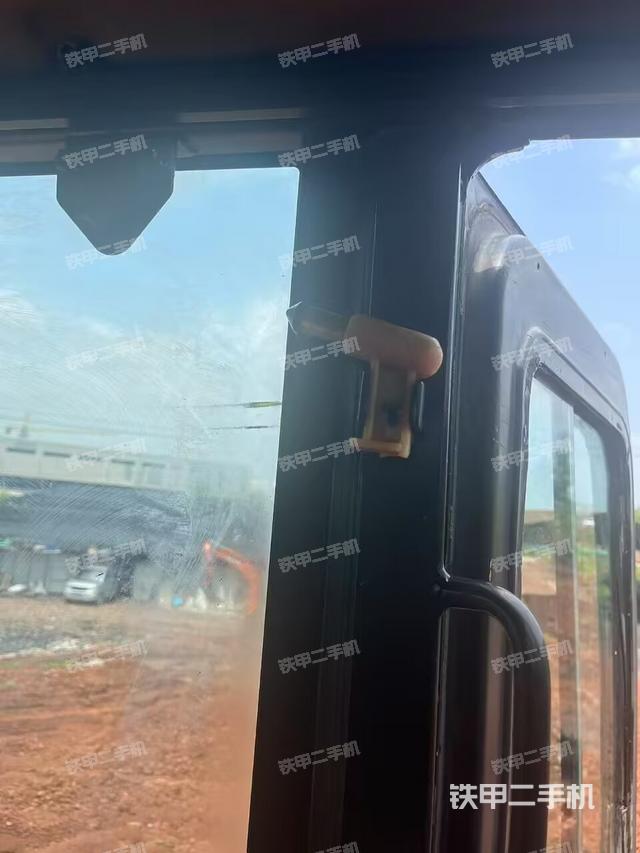 駕駛室頂部(整機(jī)外觀) 駕駛室頂部(整機(jī)外觀)