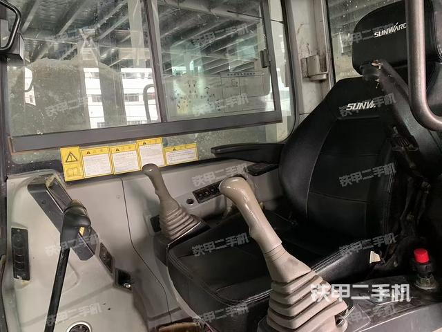 驾驶室整体(整机外观) 驾驶室整体(整机外观)