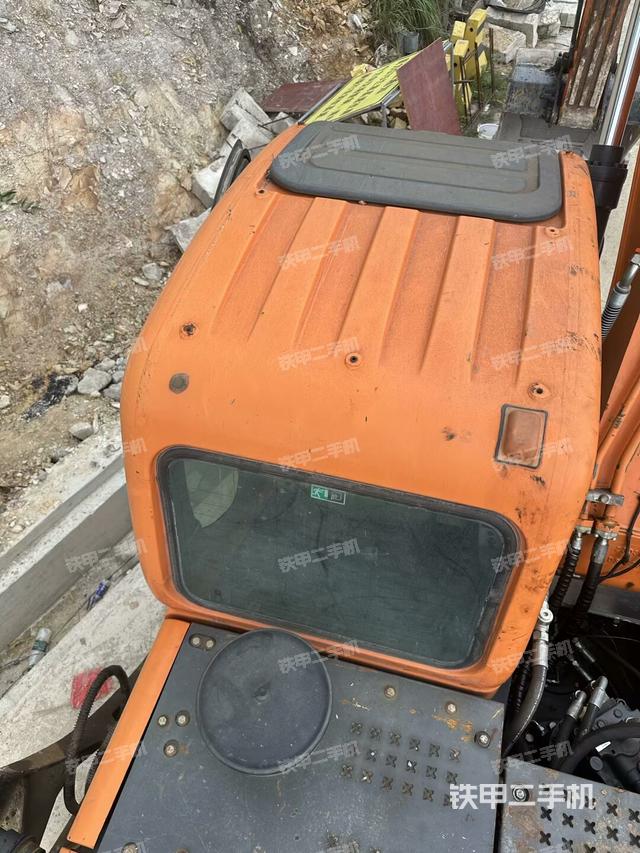 駕駛室頂部(整機外觀) 駕駛室頂部(整機外觀)