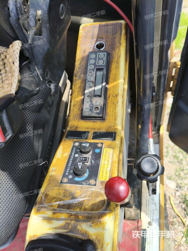 座椅右側(cè)控制臺/鑰匙門/油門/含右手柄(駕駛室部分) 座椅右側(cè)控制臺/鑰匙門/油門/含右手柄(駕駛室部分)