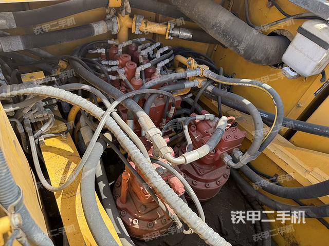 回轉(zhuǎn)馬達(dá)和主控閥(整機(jī)外觀) 回轉(zhuǎn)馬達(dá)和主控閥(整機(jī)外觀)