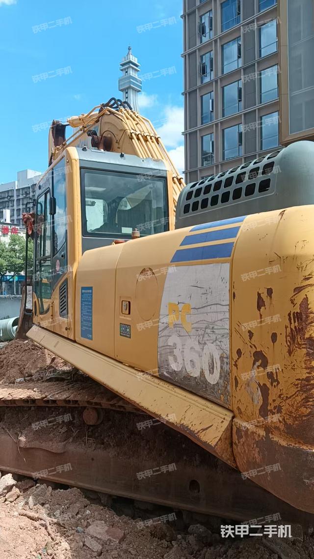 回转马达和主控阀(整机外观) 回转马达和主控阀(整机外观)