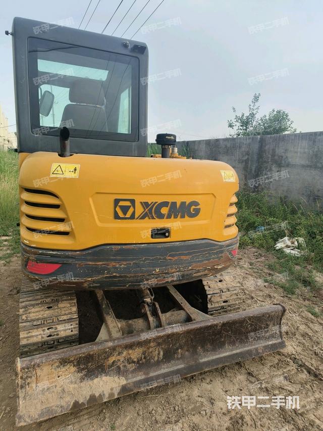 驾驶室顶部(整机外观) 驾驶室顶部(整机外观)