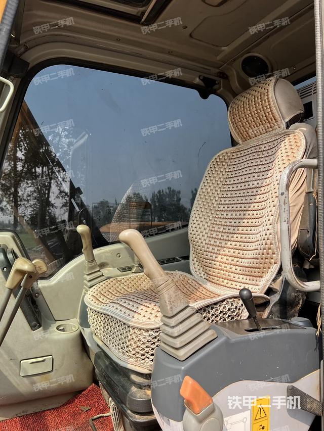 駕駛室頂部(整機(jī)外觀) 駕駛室頂部(整機(jī)外觀)