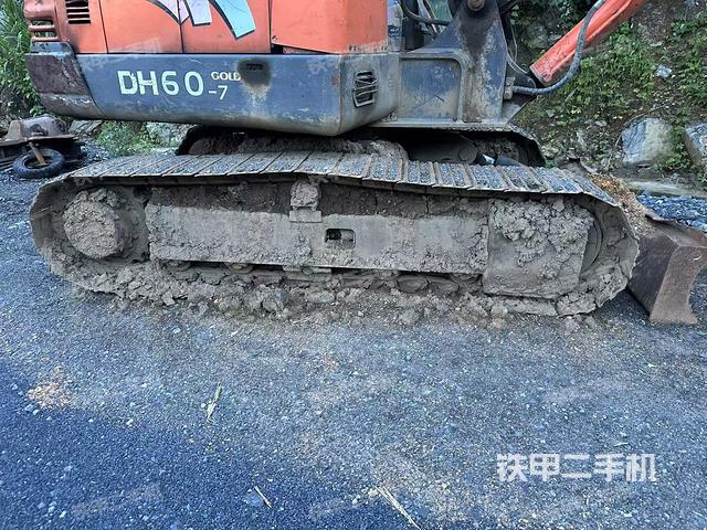 单侧履带整体(整机外观) 单侧履带整体(整机外观)