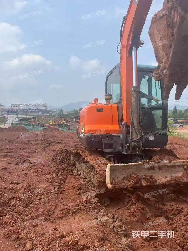 單側(cè)履帶整體(整機(jī)外觀) 單側(cè)履帶整體(整機(jī)外觀)