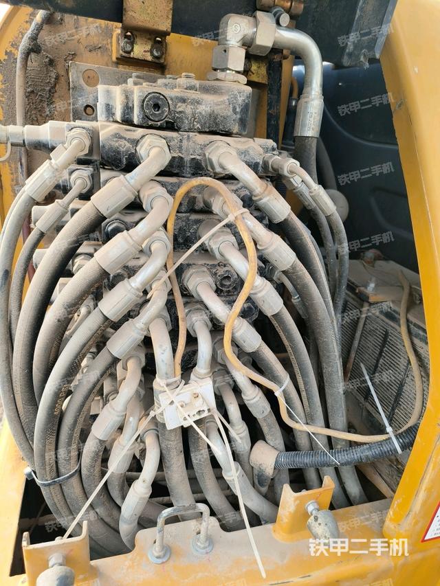 回转马达和主控阀(整机外观) 回转马达和主控阀(整机外观)