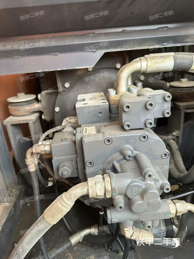 液壓泵艙室正面整體(整機外觀) 液壓泵艙室正面整體(整機外觀)