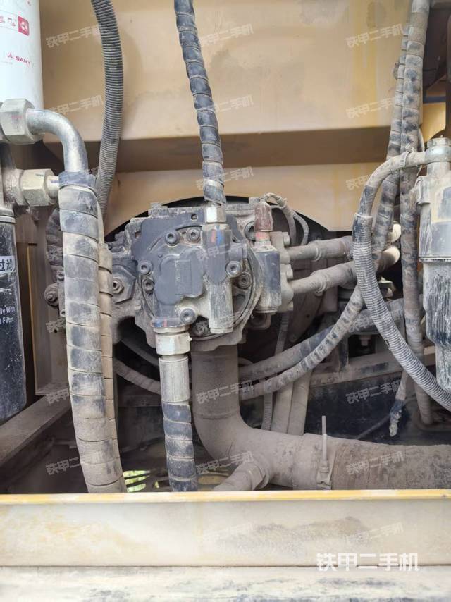 液压泵舱室正面整体(整机外观) 液压泵舱室正面整体(整机外观)