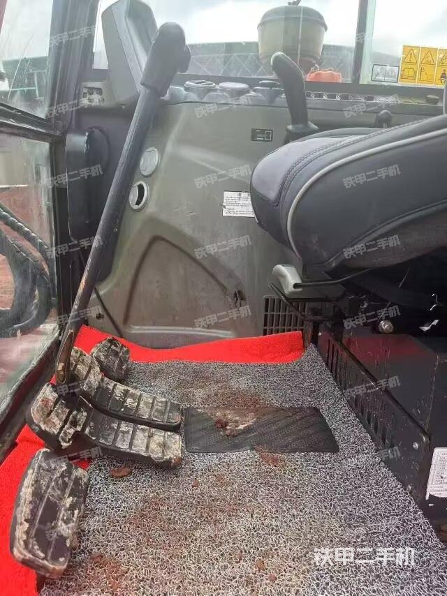 駕駛室整體(整機(jī)外觀) 駕駛室整體(整機(jī)外觀)